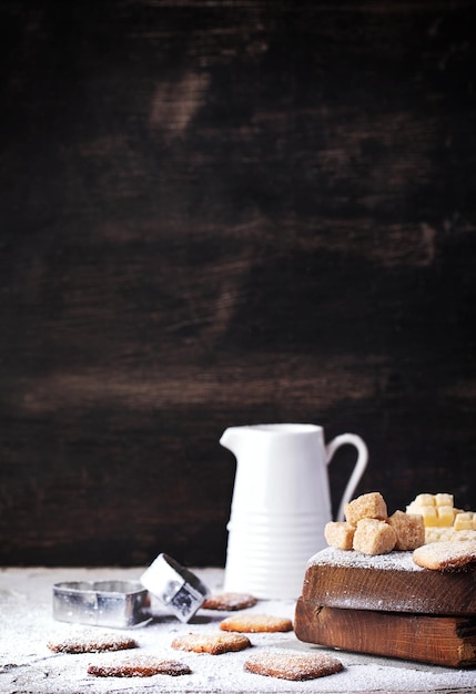 Biscoitos na mesa .