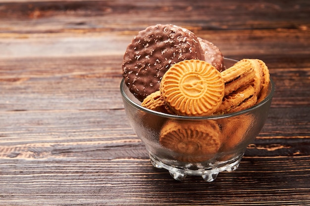 Biscoitos na tigela de vidro Efeitos nocivos do açúcar