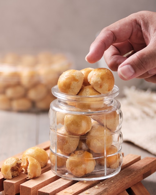 Biscoitos Nastar em uma jarra de vidro