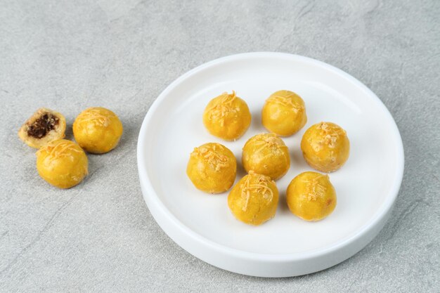 Biscoitos Nastar Nastar com geleia de abacaxi dentro de Familiar durante o mês do Ramadã e Eid Fitri