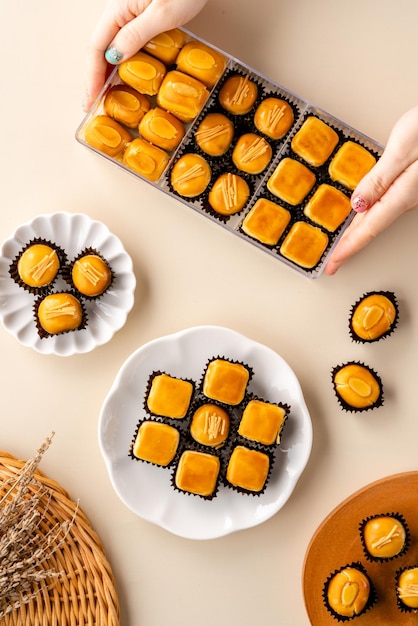 Biscoitos Nastar ou torta de abacaxi é uma massa pequena recheada ou coberta com geléia de abacaxi