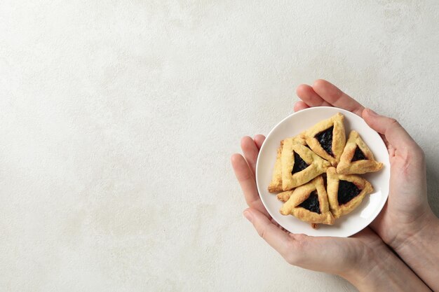 Foto biscoitos num prato para o dia de purim