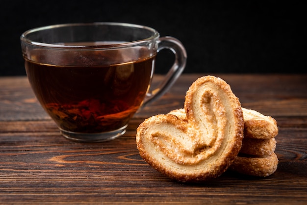 Biscoitos palmier com chá