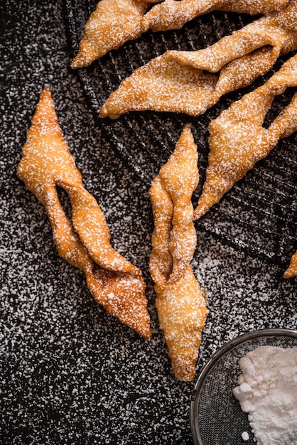 Biscoitos polacos fritos asas de anjo ou carnaval Faworki comida tradicional