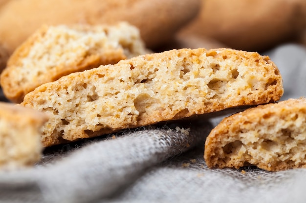 Biscoitos porosos assados com aveia, biscoitos de aveia não muito ricos em calorias, biscoitos secos e crocantes não muito doces