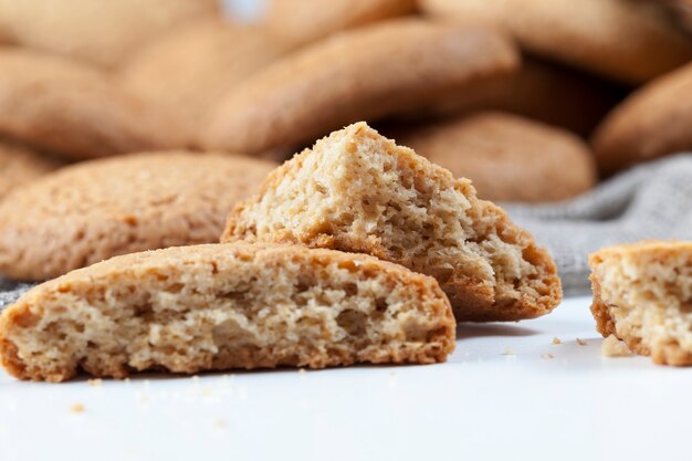 Biscoitos porosos assados com aveia