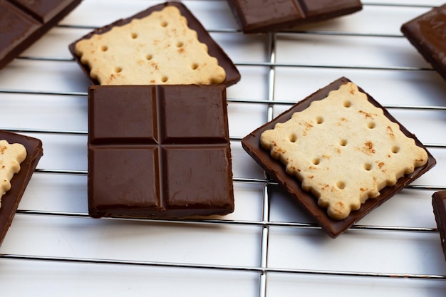 Biscoitos quadrados em chocolate amargo