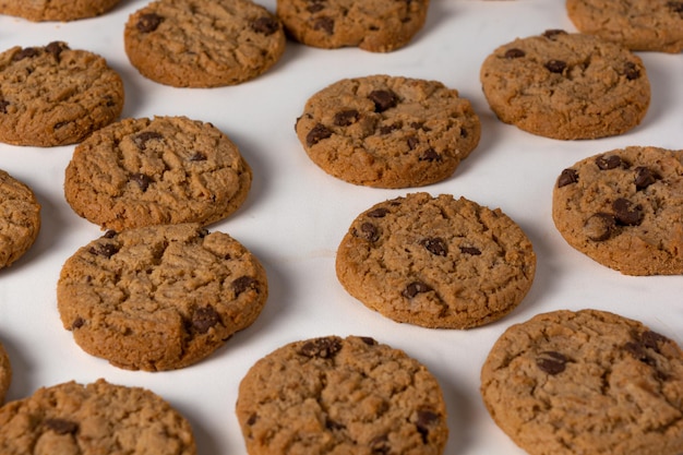 Biscoitos recém-assados isolados no fundo branco