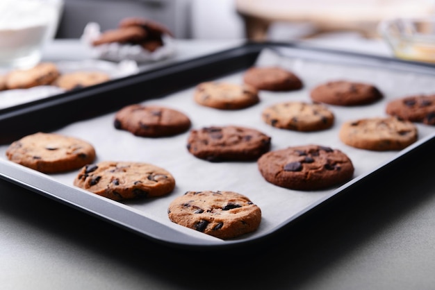 Biscoitos recém-assados na bandeja