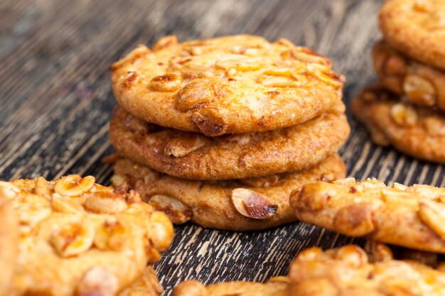 Biscoitos redondos com amendoim torrado, uma sobremesa deliciosa de biscoitos e nozes