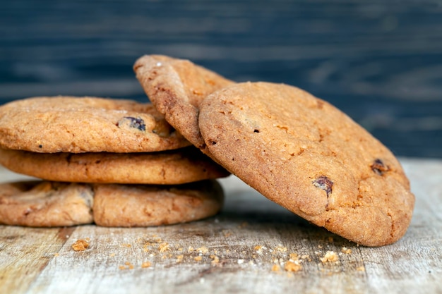 Biscoitos redondos de farinha de trigo com cranberries secas