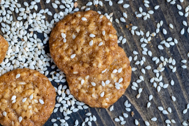 Biscoitos redondos finos de aveia com muitas sementes de gergelim