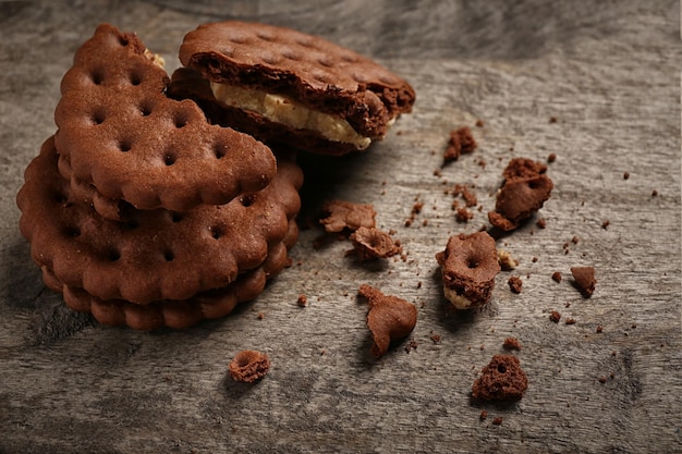 Biscoitos saborosos com migalhas em fundo de madeira