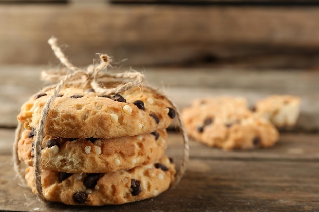 Biscoitos saborosos em fundo de madeira rústica