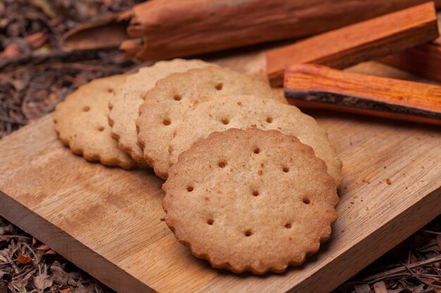 Biscoitos saborosos na tábua de madeira