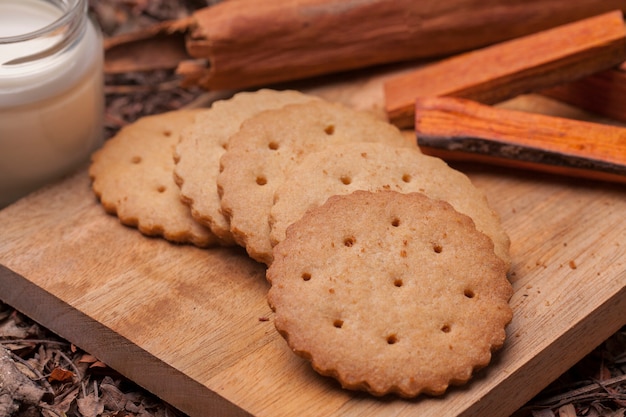 Foto biscoitos saborosos na tábua de madeira