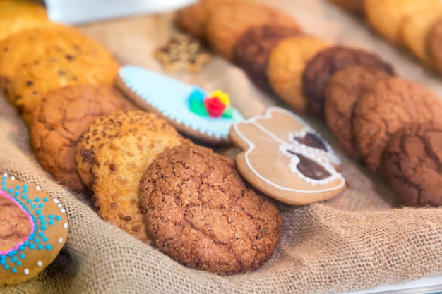 Biscoitos saborosos no ensacamento de perto