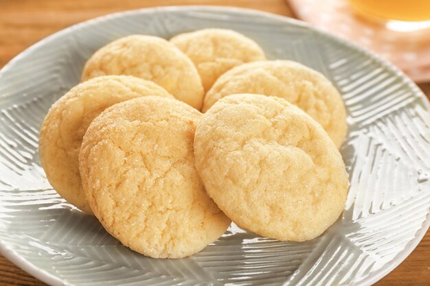 Biscoitos saborosos no prato closeup