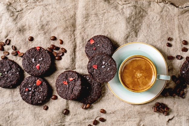 Biscoitos salgados de chocolate amargo