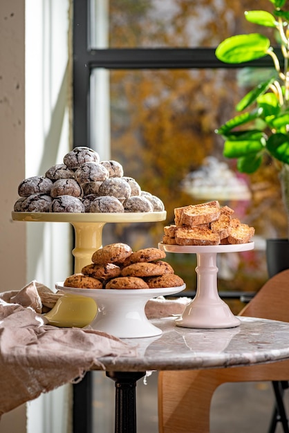 Biscoitos secos tradicionais de ano novo de Natal em uma bandeja