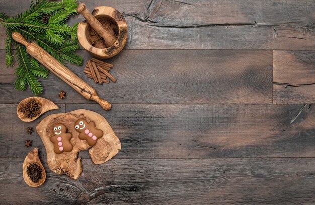 Biscoitos, temperos e ferramentas de cozimento do boneco de Natal