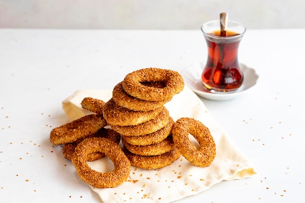 Biscoitos tradicionais de gergelim do Oriente Médio chamados kandil simidi bagel turco de gergelim Fechar