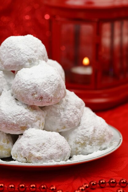 Biscoitos tradicionais de Natal com açúcar em pó