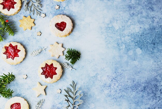 Biscoitos tradicionais de natal com geléia de framboesa