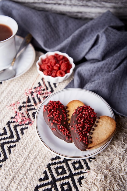 Biscoitos veganos estéticos com sabor de framboesa em forma de coração Fundo romântico de comida para férias em lagom Vertical