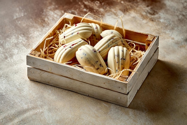 Biscoitos vitrificados com chocolate branco em uma caixa Selective Focus Noise na pós-produção