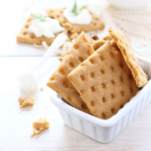 Biscotes sin gluten con queso crema y eneldo