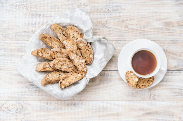 Biscotti auf hellem Hintergrund. Leckeres Frühstück Selektiver Fokus