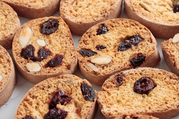 Biscotti cantucci cookies com amêndoa e cranberry em fundo branco