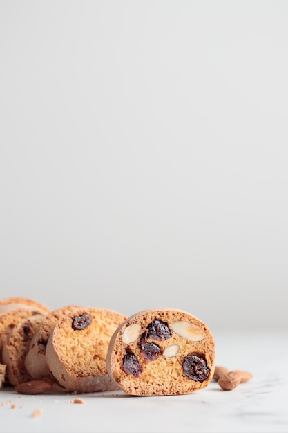Biscotti cantucci cookies com amêndoa e cranberry em fundo branco
