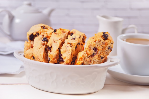 Biscotti italiano y taza de café en la superficie.