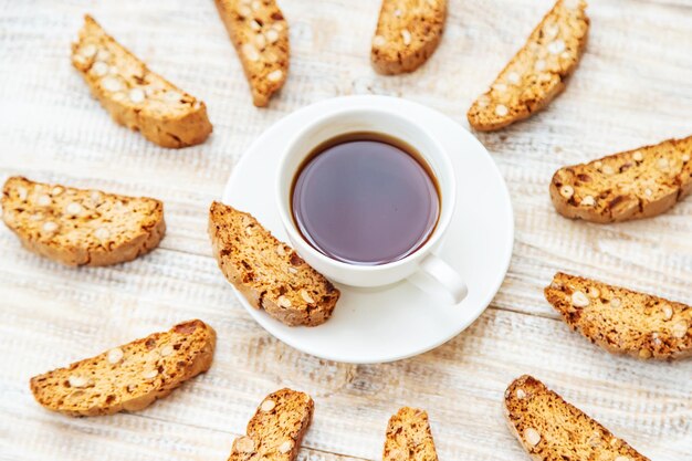 Biscotti en la mesa para el té Enfoque selectivo