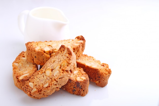 Biscotti mit Nüssen auf einem weißen Hintergrund. selektiver fokus