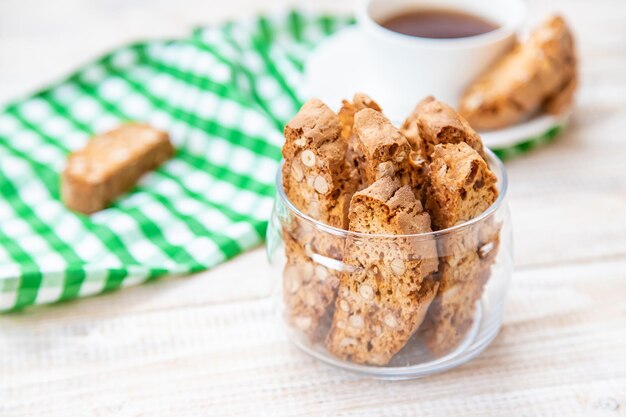 Biscotti na mesa para chá Foco seletivo