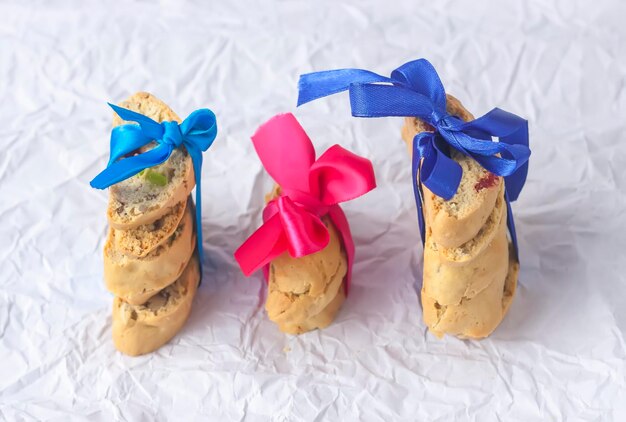 Biscotti o cantuccini caseros postre dulce sin gluten atado con un lazo de cinta de satén