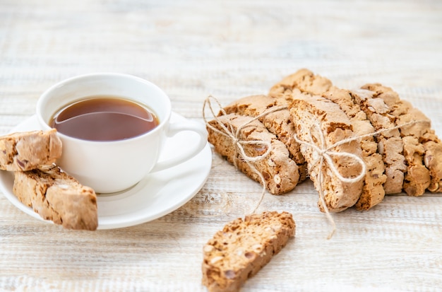 Biscotti sobre um fundo claro. Saboroso café da manhã. Foco seletivo.