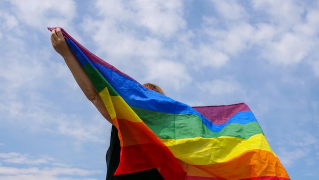 Bisexuelles Mädchen, lesbische Frau, Transgender, homosexuell, hält in der Hand eine Regenbogen-LGBT-Geschlechtsidentität f