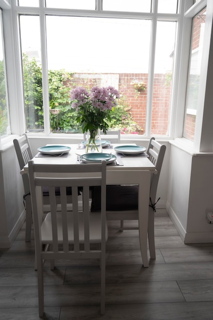 Bishop, auckland, reino unido, 27 de julho de 2021. linda sala de jantar com mesa branca, cadeira e lindo buquê de flores