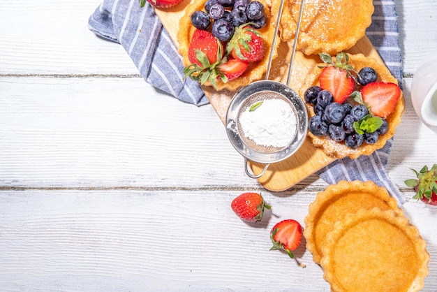 Biskuit-Mini-Törtchen mit Sommerbeeren