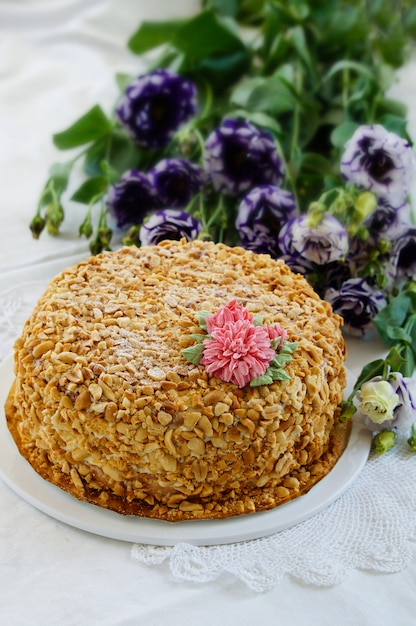 Biskuitkuchen mit Erdnüssen und Buttercreme