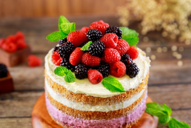 Biskuitkuchen mit frischen Himbeeren und Brombeeren