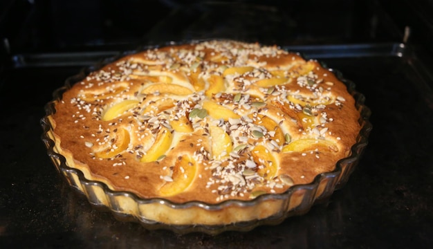 Biskuitkuchen mit Fruchtfüllung im Ofen