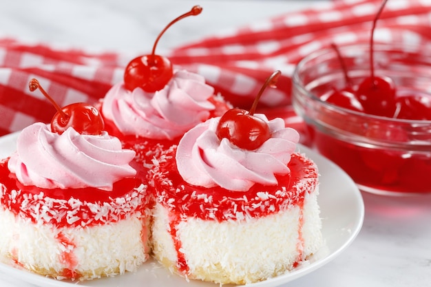 Foto biskuitkuchen mit kirsche köstliche kleine ausgefallene kuchen