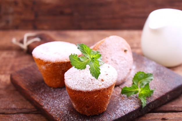 Biskuitkuchen mit Rosinen, verziert mit Puderzucker und Minzblättern