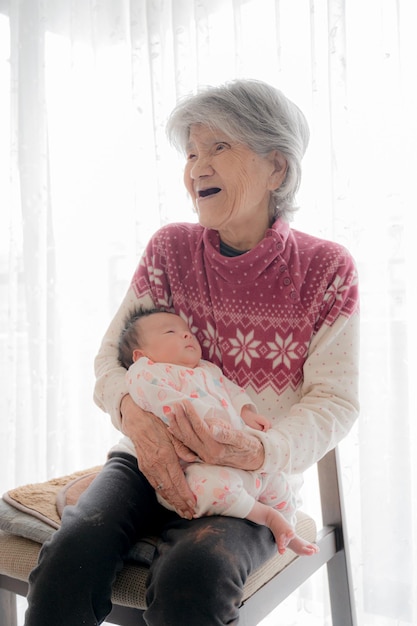 Foto bisnieto y bisabuela mayores de 90 años