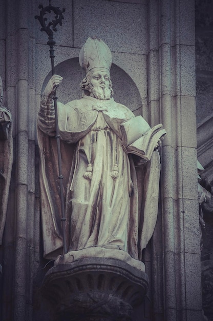 Bispo, Catedral de Toledo, majestoso monumento na Espanha.